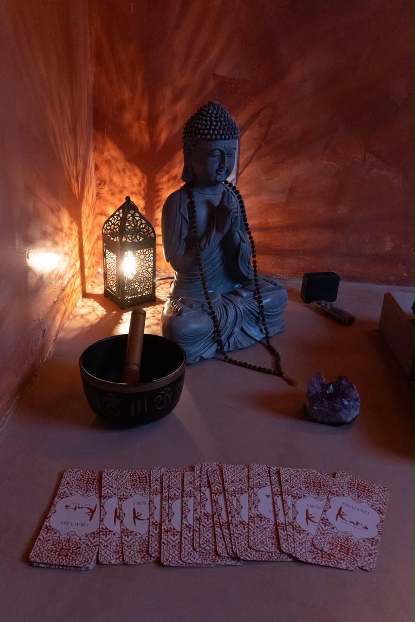 Altar do Kura com buda, tigela tibetana e cartas do oráculo